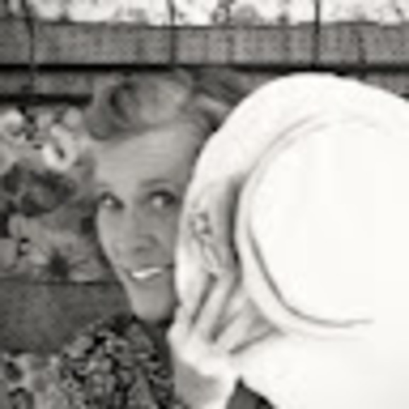 Meet your Posher, Laura - Picture 1 of 1